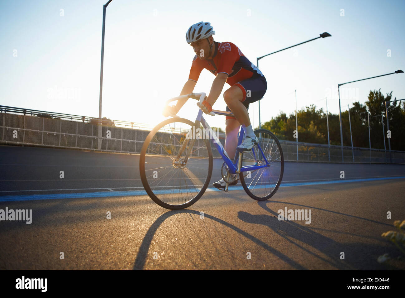 Ciclista maschio ciclismo su pista al velodromo, all'aperto Foto Stock