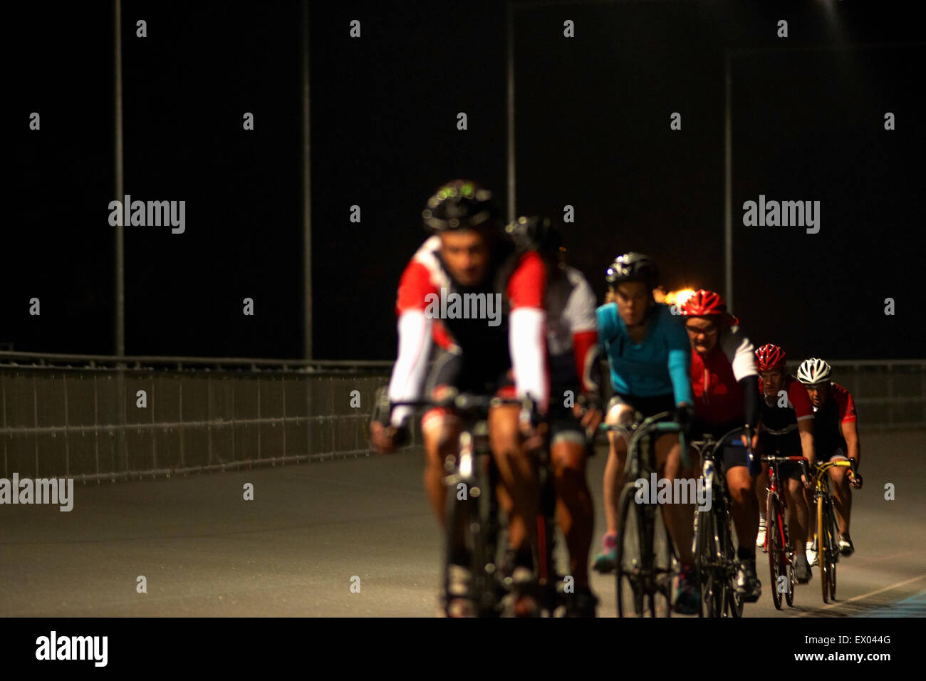 I ciclisti ciclismo su pista al velodromo, all'aperto Foto Stock