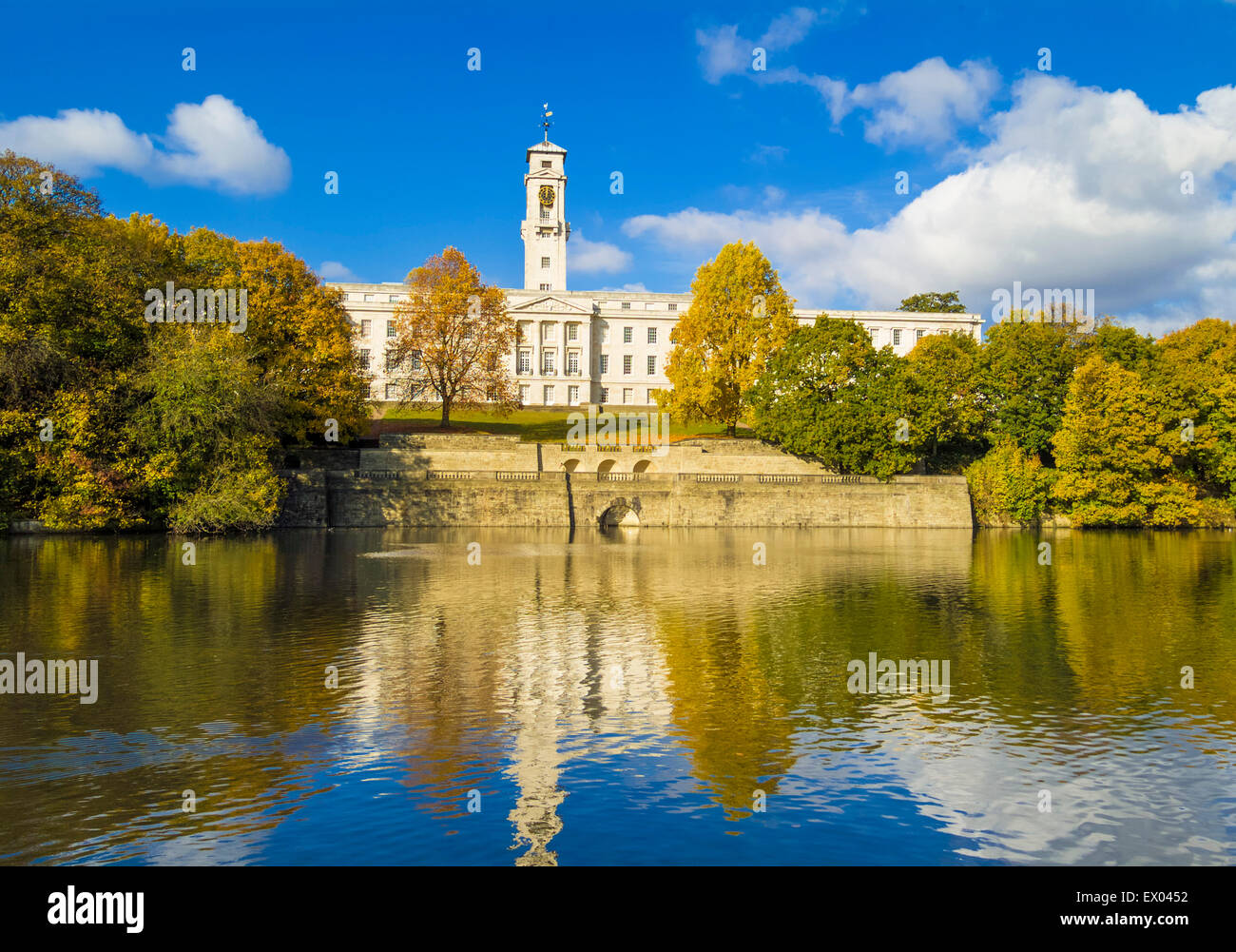 I colori autunnali di Highfields Park Trent Building e del lago Highfields Nottingham University Park Nottingham Nottinghamshire Inghilterra Regno Unito Regno Unito UE Europa Foto Stock