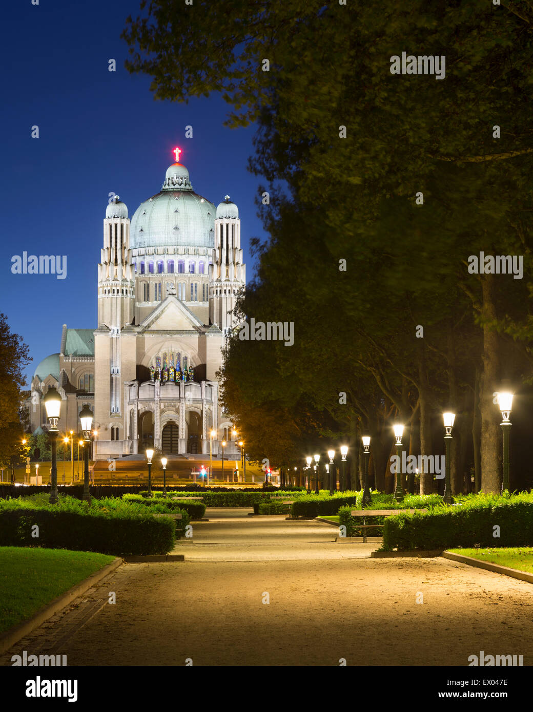 Vista della Basilica nazionale del Sacro Cuore dal Parc Elisabeth di notte, Koekelberg, Bruxelles, Belgio Foto Stock