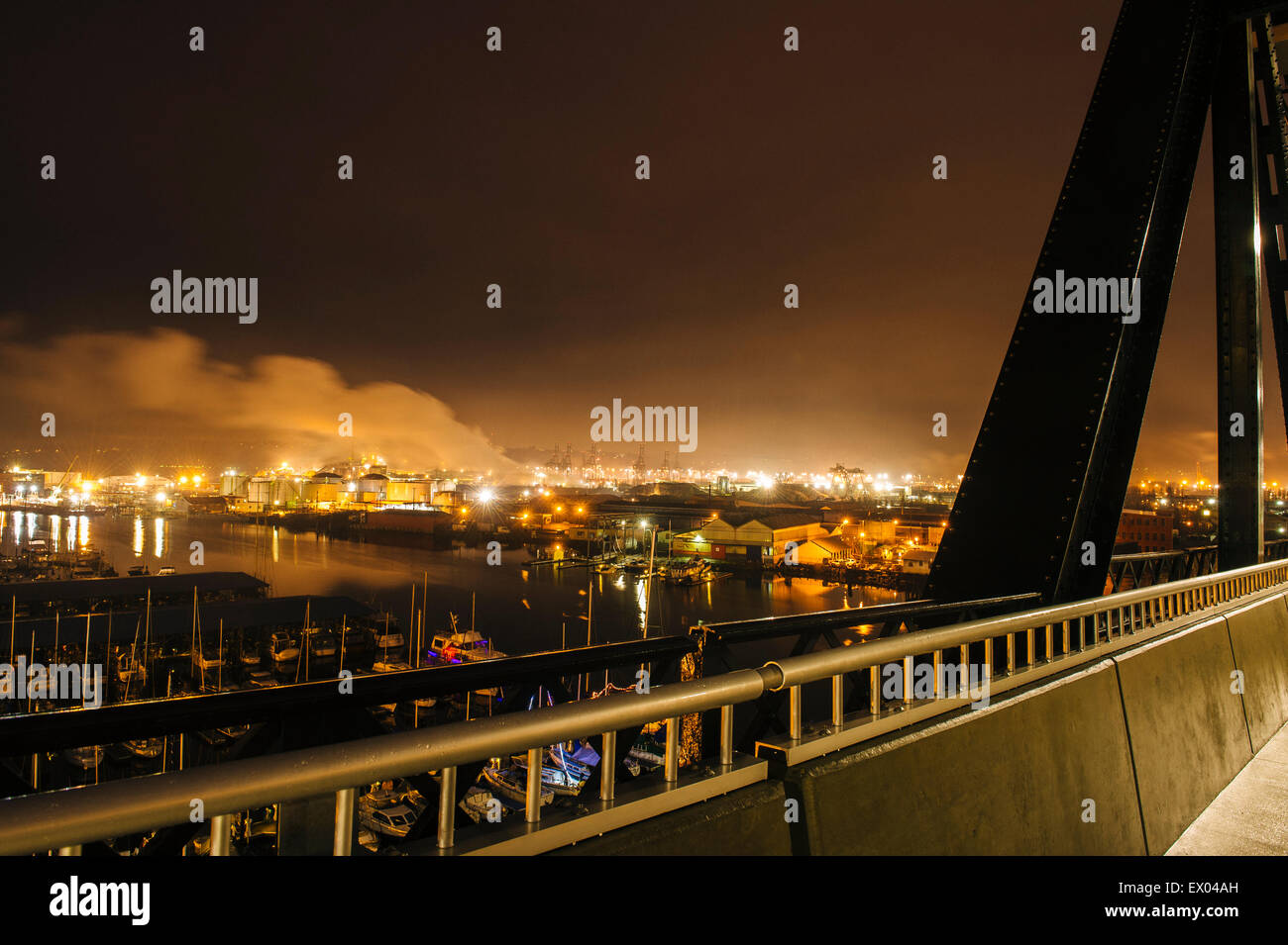 Ponte e serbatoi dell'olio sul Puget Sound waterfront di notte, Tacoma, nello Stato di Washington, USA Foto Stock