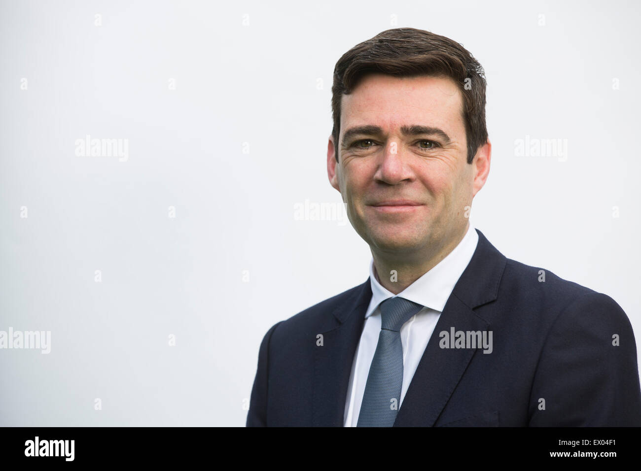 Andy Burnham MP, raffigurato nella sua casa nel suo Leigh circoscrizione. Andy è stato in esecuzione per essere leader del partito laburista, uno dei cinque candidati in lotta per il successo Ed Miliband, che stava giù dopo il 2015 elezioni generali britanniche. Burnham era al momento in ombra il Segretario di Stato per la salute in Inghilterra. Foto Stock