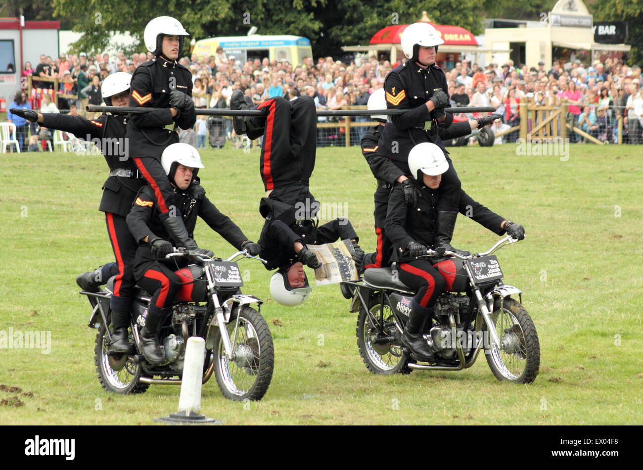 Il Royal segnali caschi bianco display Motorcylcle team effettuano a Chatsworth Country Fair, Peak District Derbyshire England Regno Unito Foto Stock