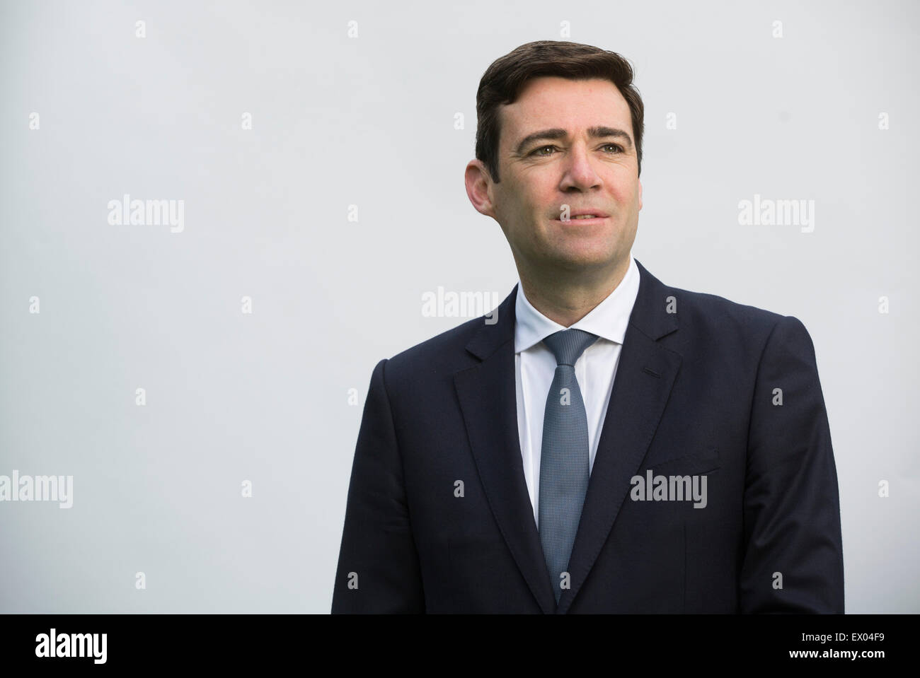 Andy Burnham MP, raffigurato nella sua casa nel suo Leigh circoscrizione. Andy è stato in esecuzione per essere leader del partito laburista, uno dei cinque candidati in lotta per il successo Ed Miliband, che stava giù dopo il 2015 elezioni generali britanniche. Burnham era al momento in ombra il Segretario di Stato per la salute in Inghilterra. Foto Stock
