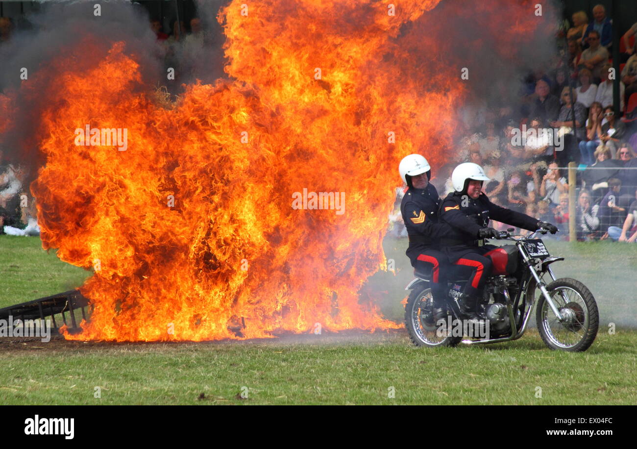 Il Royal segnali Helemts Whitel motociclo team display saltare attraverso il fuoco in occasione di una mostra a Chatsworth Country Fair DERBYSHIRE REGNO UNITO Foto Stock