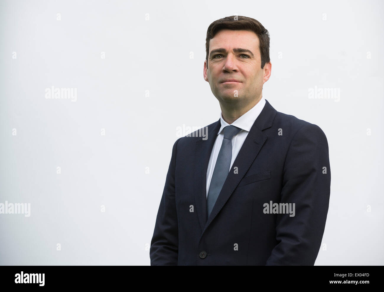 Andy Burnham MP, raffigurato nella sua casa nel suo Leigh circoscrizione. Andy è stato in esecuzione per essere leader del partito laburista, uno dei cinque candidati in lotta per il successo Ed Miliband, che stava giù dopo il 2015 elezioni generali britanniche. Burnham era al momento in ombra il Segretario di Stato per la salute in Inghilterra. Foto Stock