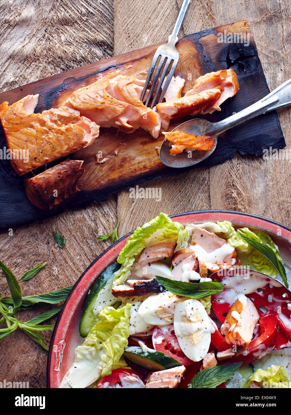 Il salmone in legno di cedro con piatto di insalata fresca Foto Stock