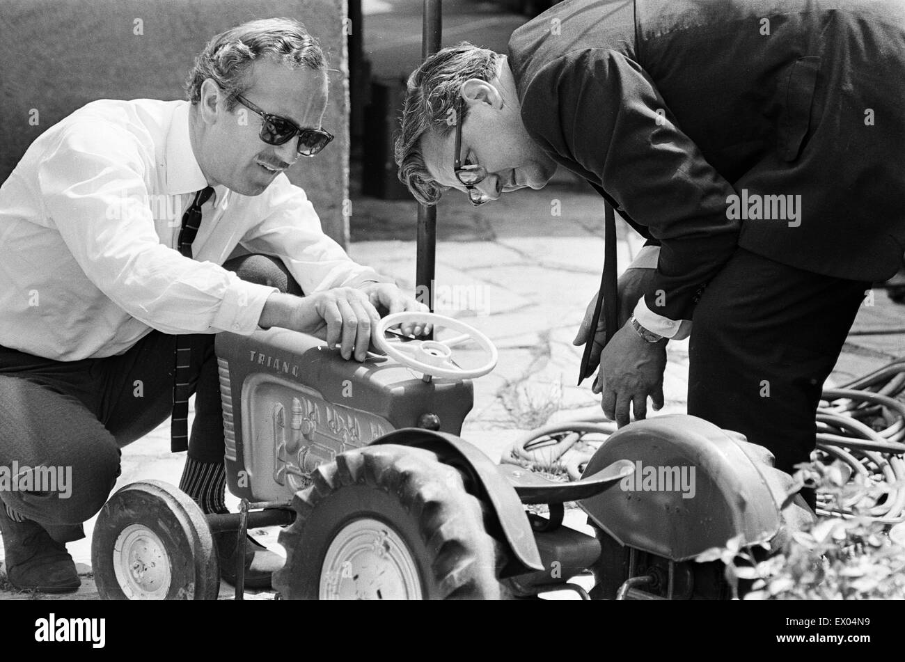 Garden Party a casa di Graham Hill, Motor Racing Driver, per celebrare il suo successo di ritorno dall'America del Nord, dove ha partecipato e vinto la Indianapolis 500 (svoltosi il 30 maggio) al suo primo tentativo. Foto di Colin Chapman (sinistra), fondatore della Lotus Cars, ti Foto Stock