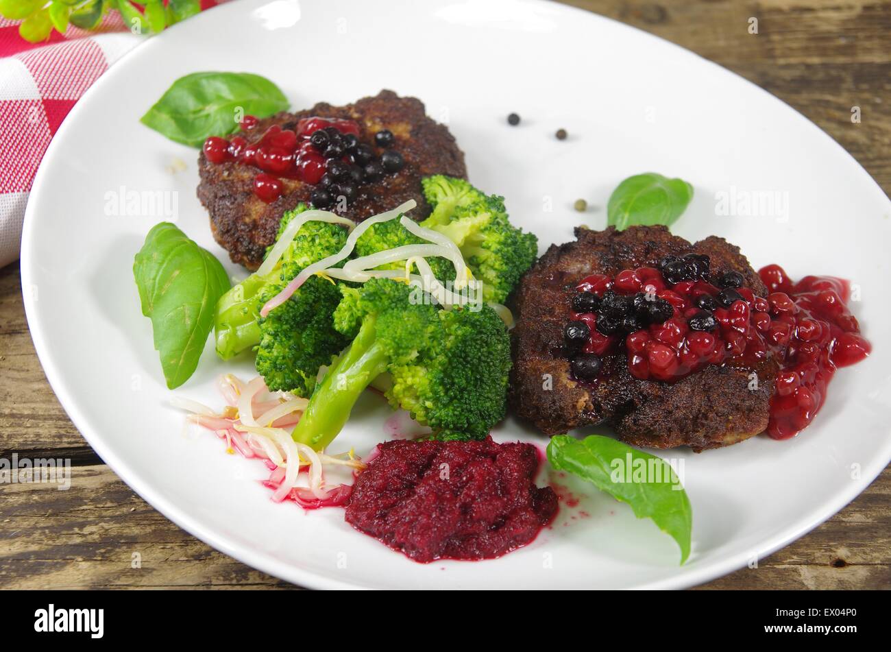 La carne dalla griglia con verdure sulla piastra Foto Stock