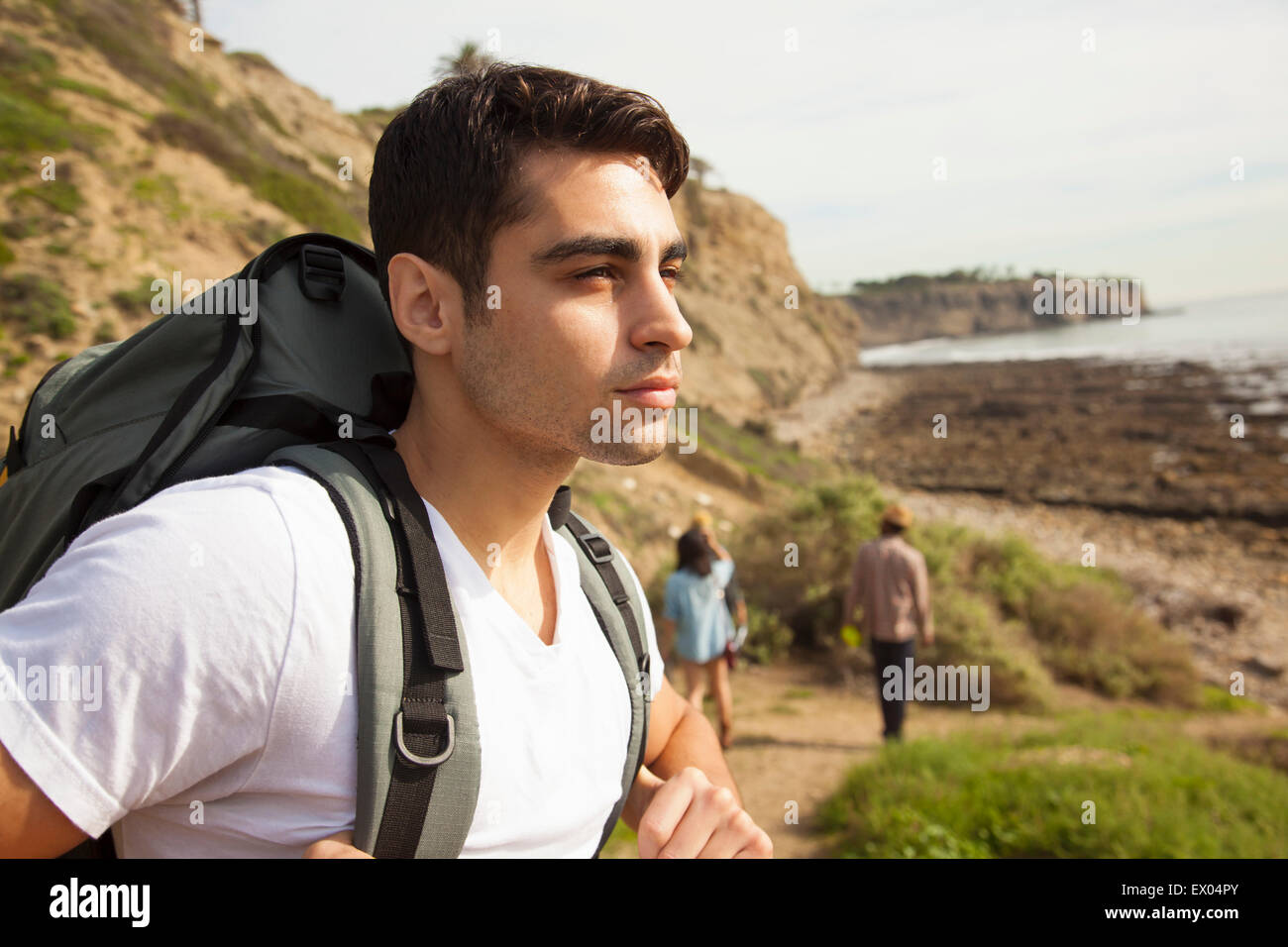 Giovane uomo, alla spiaggia, guardando a vista Foto Stock