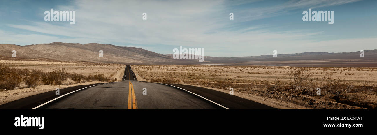 Vista panoramica di autostrada vuota nel paesaggio del deserto, Trona, CALIFORNIA, STATI UNITI D'AMERICA Foto Stock