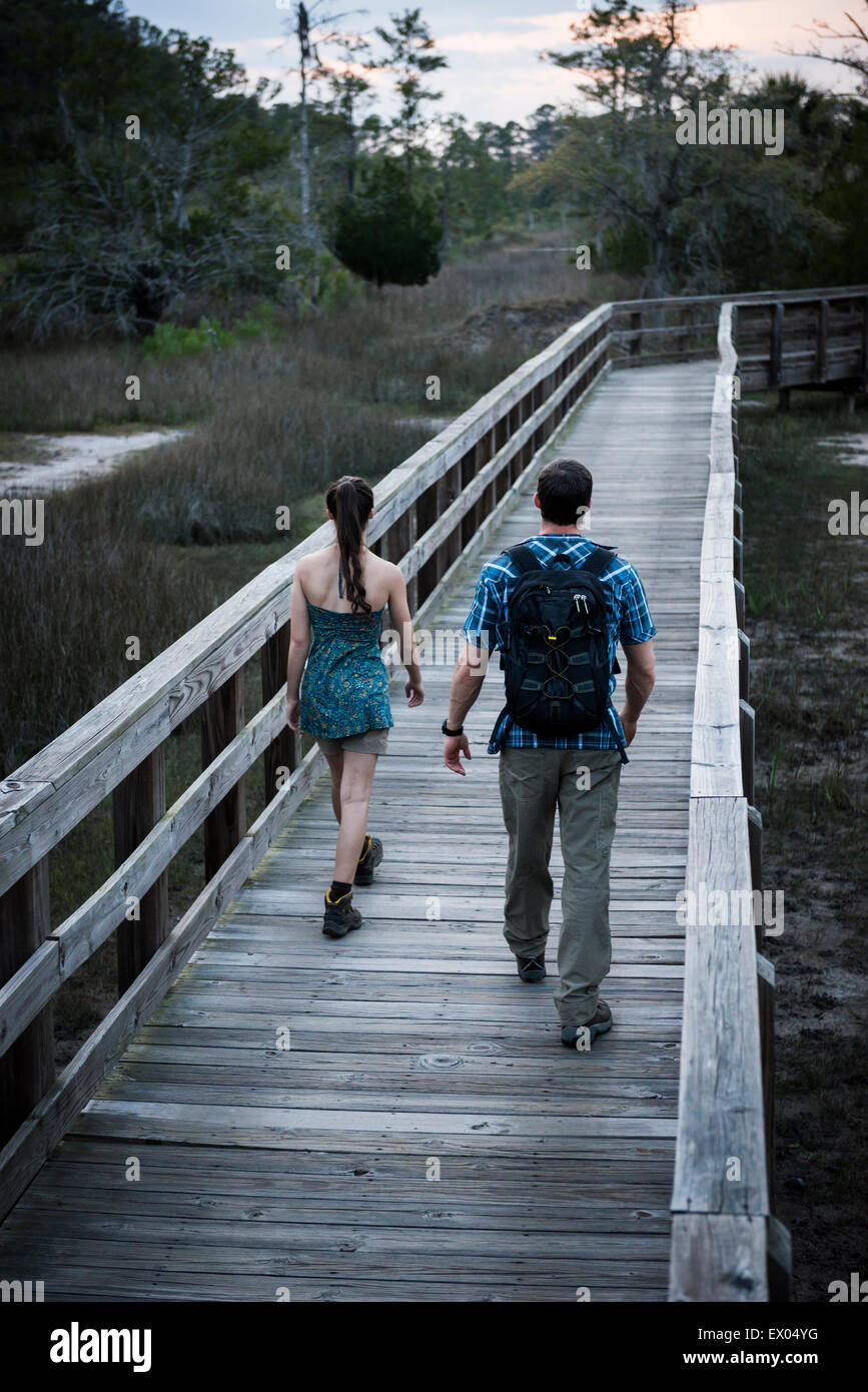 Gli escursionisti attraversando il ponte, Skidaway Island State Park , di Savannah, Georgia, Stati Uniti d'America Foto Stock