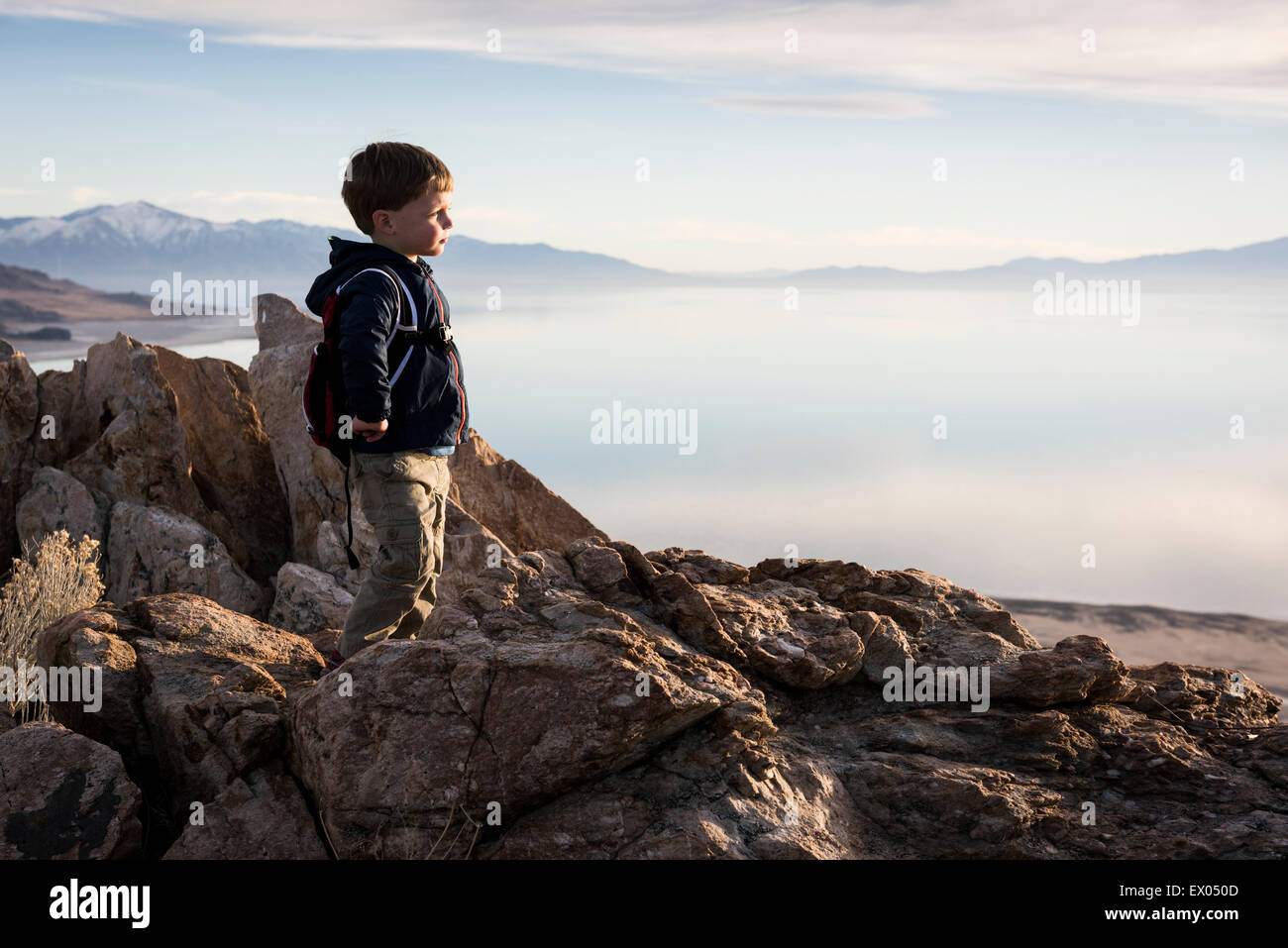Il Toddler escursionismo, Punto di Buffalo Trail, Antelope Island State Park, Utah, Stati Uniti d'America Foto Stock Il Toddler escursionismo, Punto di Buffalo Trail, Antelope Island State Park, Utah, Stati Uniti d'America Foto Stock