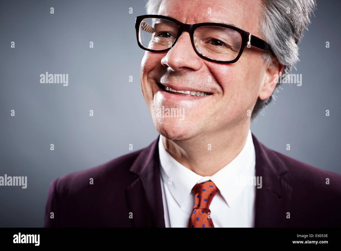 Close up ritratto in studio di sorridente imprenditore maturo Foto Stock