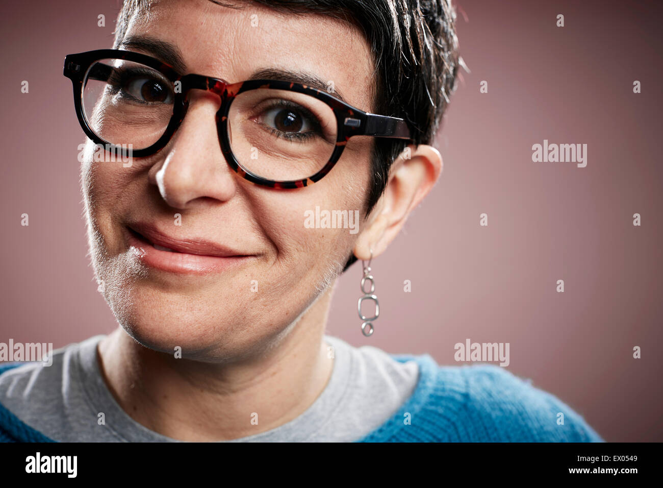 Close up studio ritratto di donna matura indossa occhiali Foto Stock