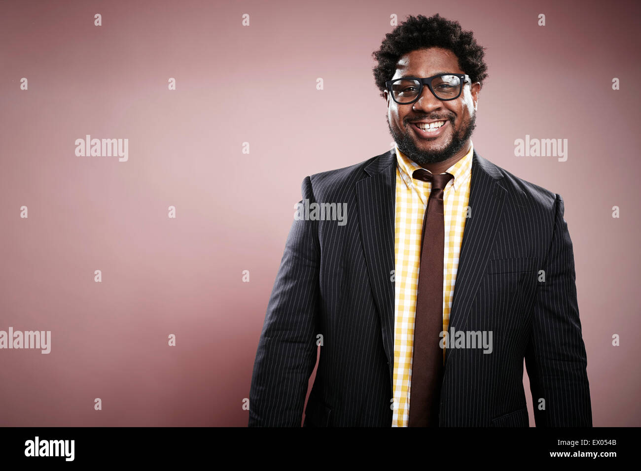 Ritratto in studio di sorridere metà imprenditore per adulti Foto Stock