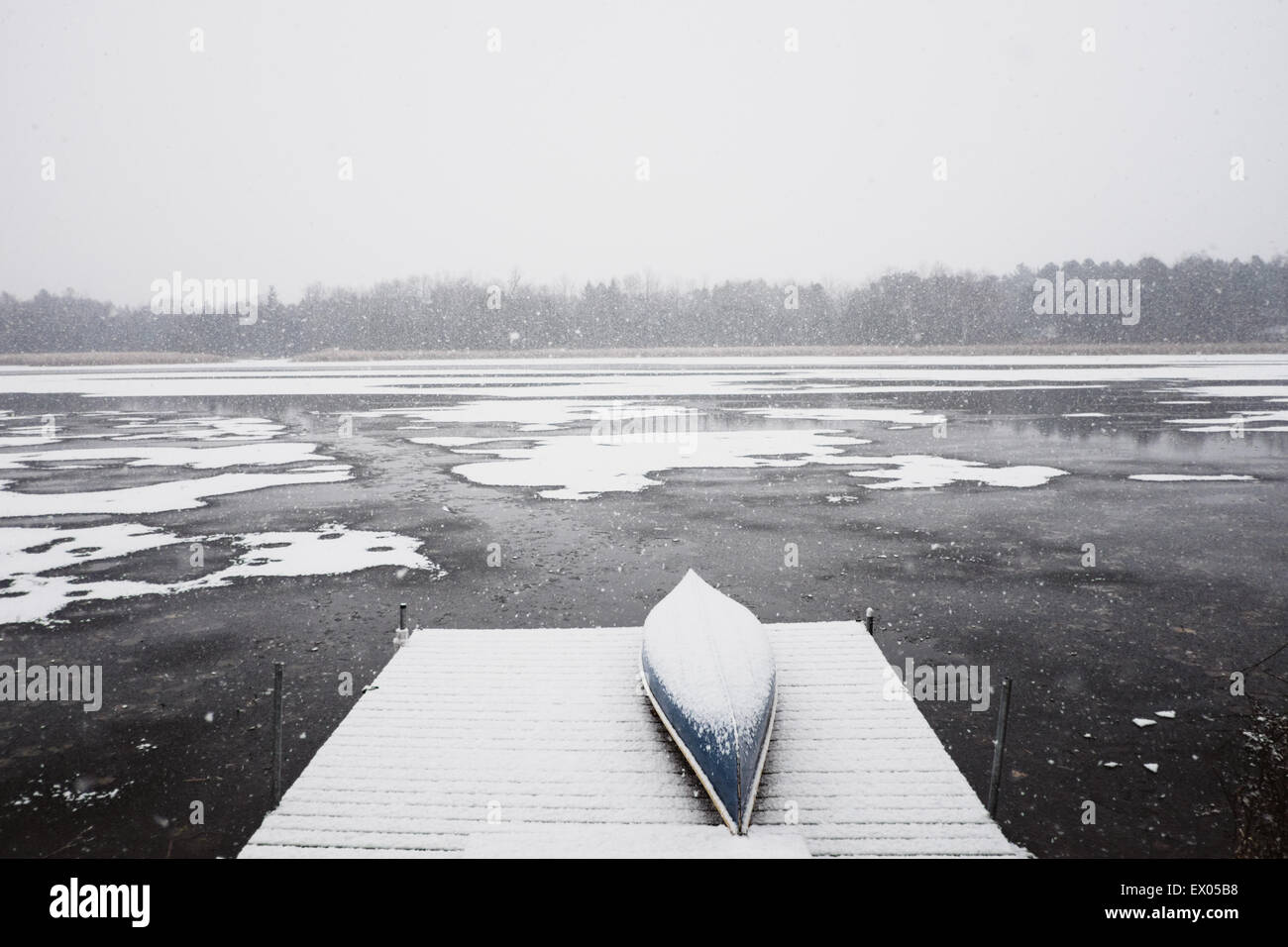 Coperta di neve pier e il lago, Omemee Ontario Canada Foto Stock