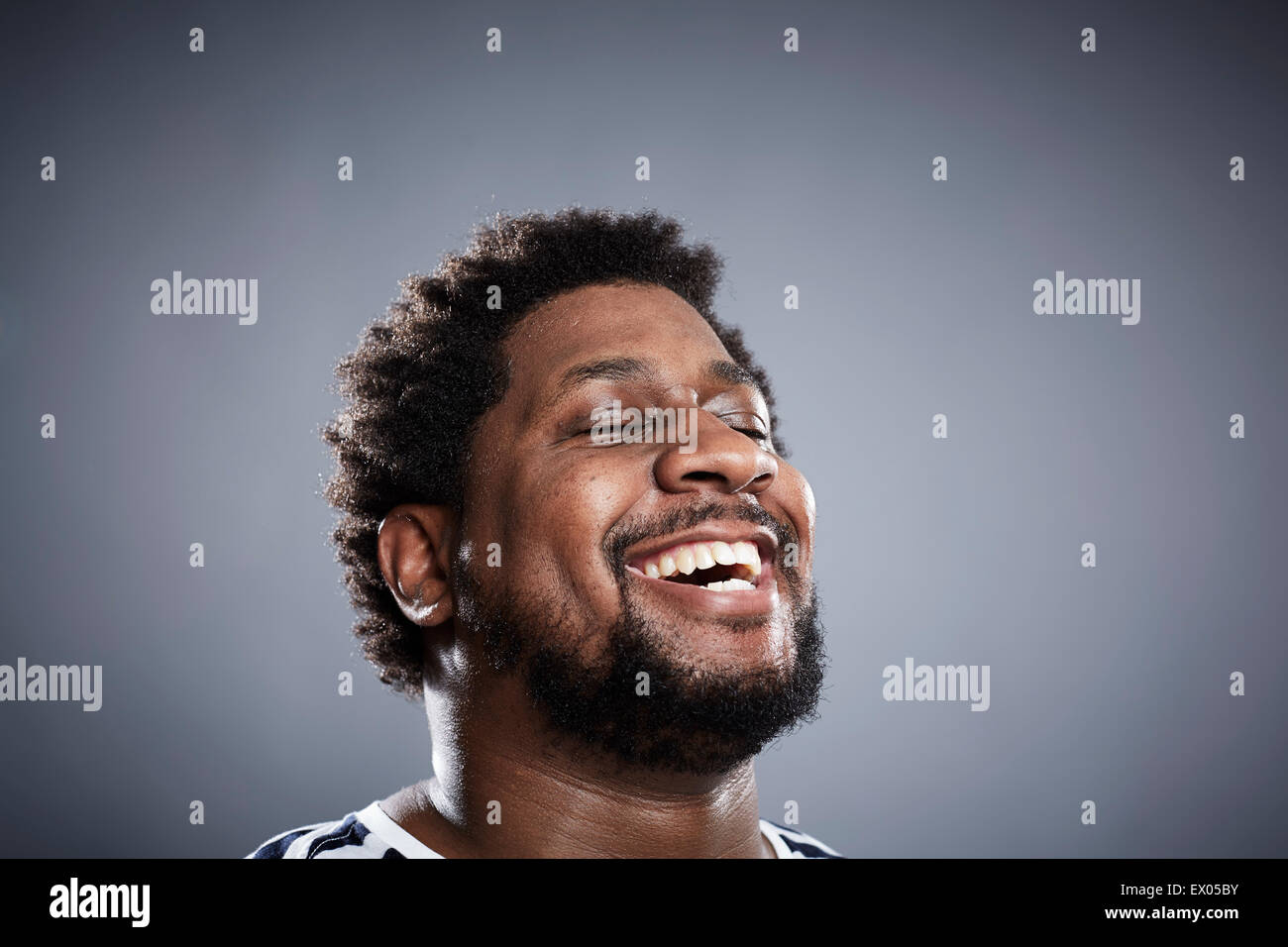 Close up ritratto in studio di metà uomo adulto ridere Foto Stock