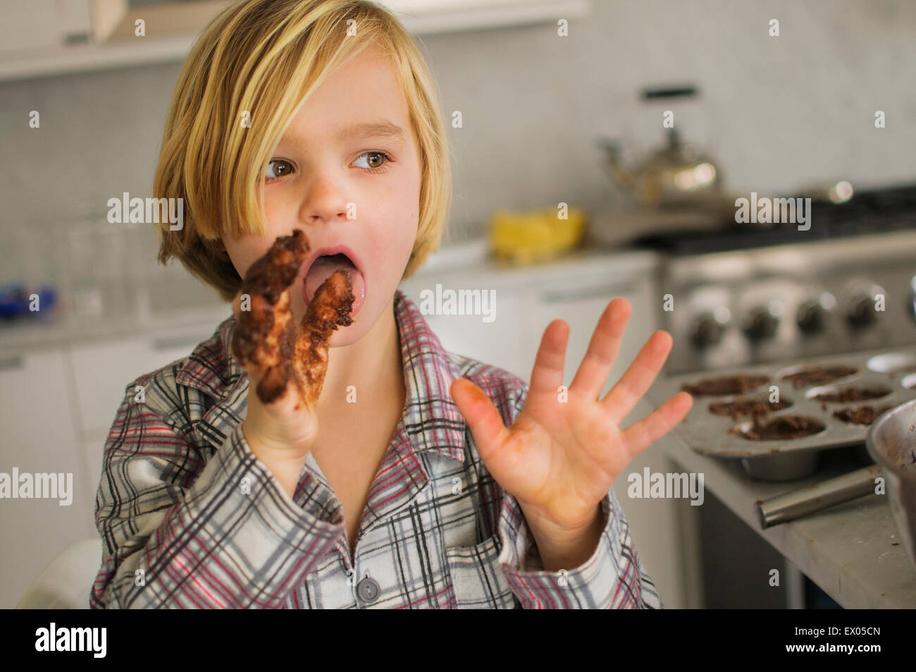 Leccare le dita cioccolato immagini e fotografie stock ad alta risoluzione  - Alamy