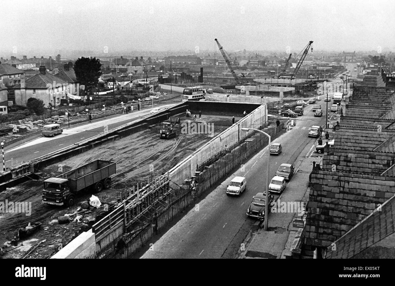 I lavori in corso sulla strada del Nord / Western Avenue interchange sull'uscita nord da Cardiff. Vista dal tetto del Plaza Cinema su North Road. Il 21 ottobre 1969. Foto Stock
