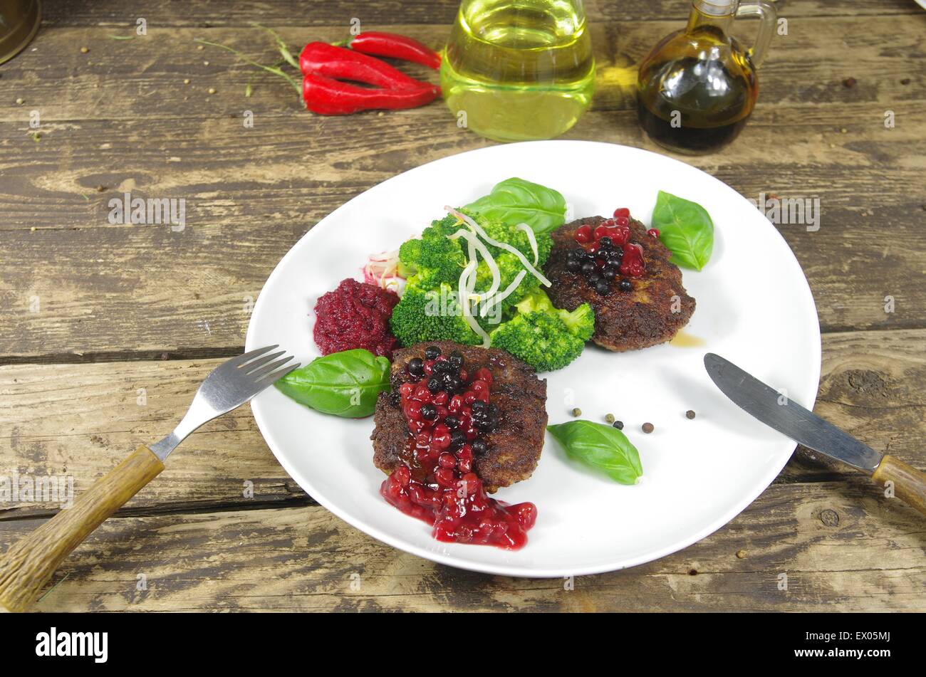 La carne dalla griglia con verdure sulla piastra Foto Stock