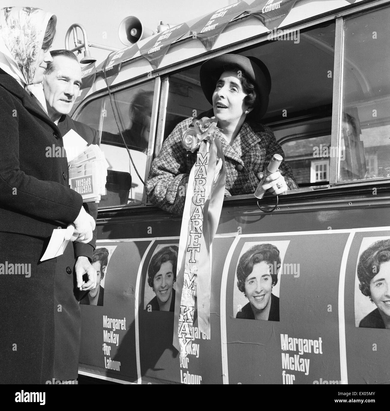 La manodopera MP Margaret McKay ha comprato un gelato van dal quale a tela la sua circoscrizione elettorale. Ella è visto qui in Clapham Park area di Londra nel suo convertito van con alcuni dei suoi sostenitori. Il loro motto è 'Stop me e chiedete a un' 18 marzo 1966 Foto Stock