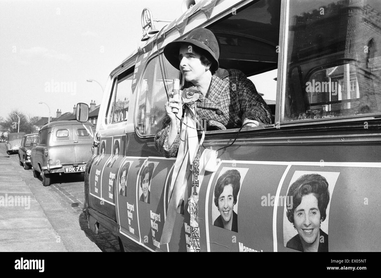 La manodopera MP Margaret McKay ha comprato un gelato van dal quale a tela la sua circoscrizione elettorale. Ella è visto qui in Clapham Park area di Londra nel suo convertito van con alcuni dei suoi sostenitori. Il loro motto è 'Stop me e chiedete a un' 18 marzo 1966 Foto Stock