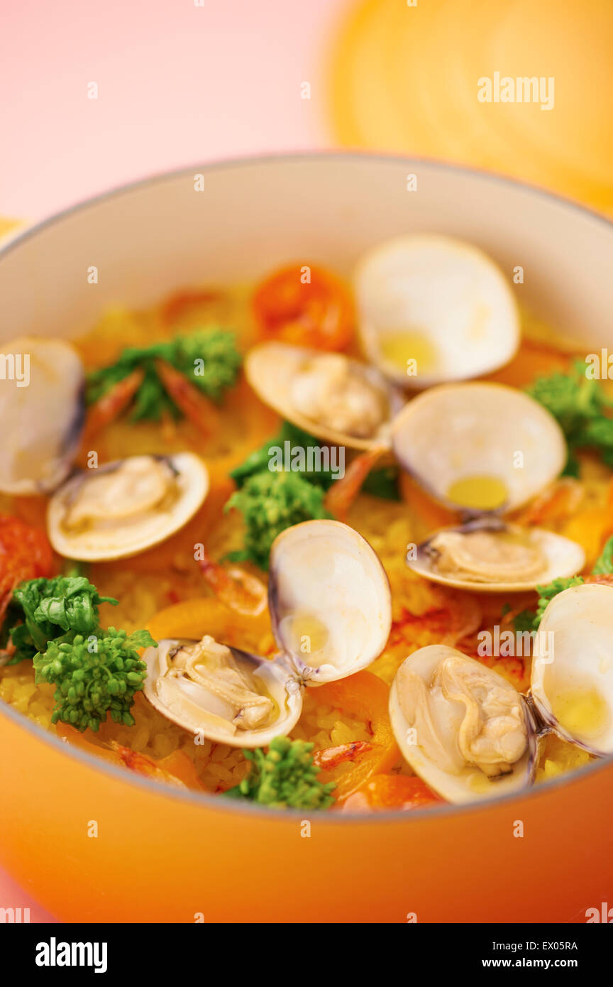 Riso con carne, pesce e verdure in ghisa pentole Foto Stock