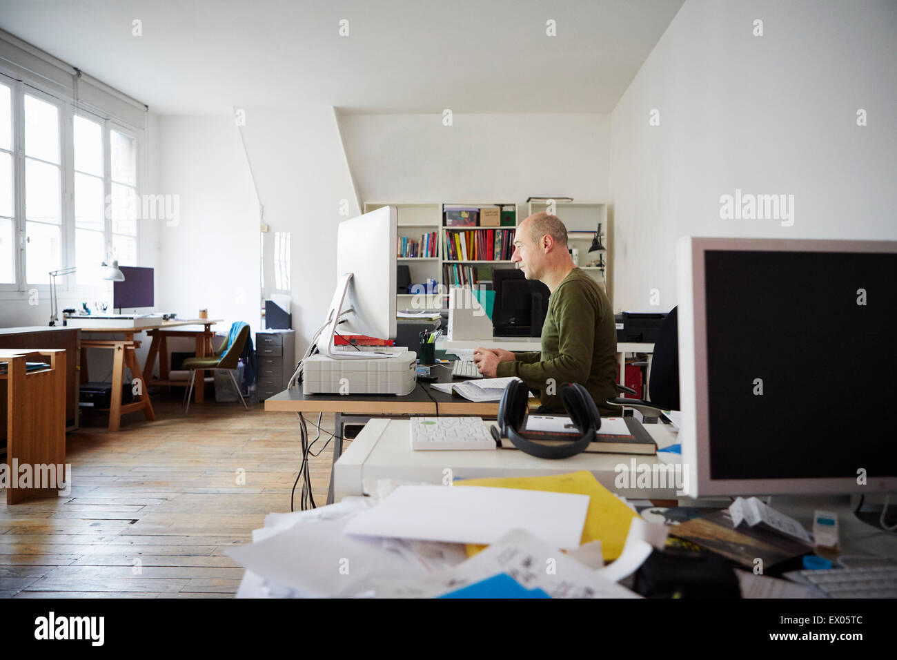 Uomo maturo lavorando in creative studio Foto Stock