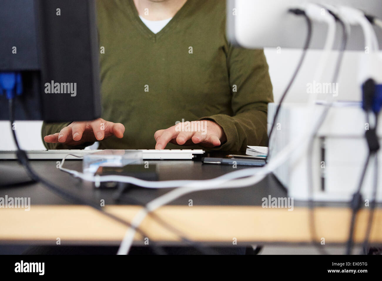 L'uomo utilizzando la tastiera del computer Foto Stock