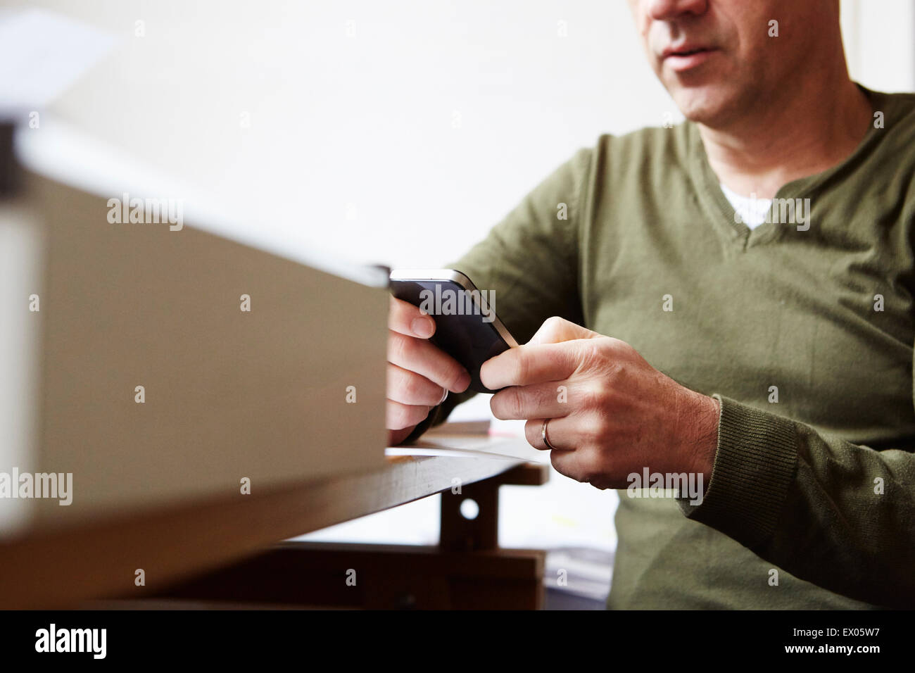 L'uomo utilizza lo smartphone Foto Stock