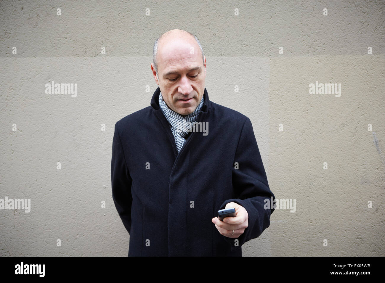 Uomo maturo utilizza lo smartphone Foto Stock