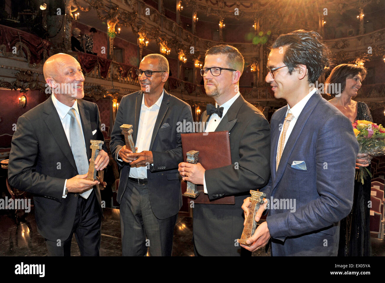I registi (L-R) Oliver Hirschbiegel dalla Germania, Abderrahmane Sissako dalla Mauritania, Klaus Haeroe dalla Finlandia e German-Afghan direttore e autore di script Burhan Qurbani celebrare insieme dopo la ricezione del loro trofei della pace Award del film tedesco a seguito di una cerimonia presso il Teatro Cuvillies a Monaco di Baviera, Germania, 02 luglio 2015. Il premio per la pace del film tedesco, chiamato 'Die Bruecke 2015' (lit. Il ponte 2015), è presentato per movie maker e lavoratori artistica che "costruire ponti dove altri scavare trincee', secondo gli organizzatori. Foto: Ursula DUEREN/dpa Foto Stock