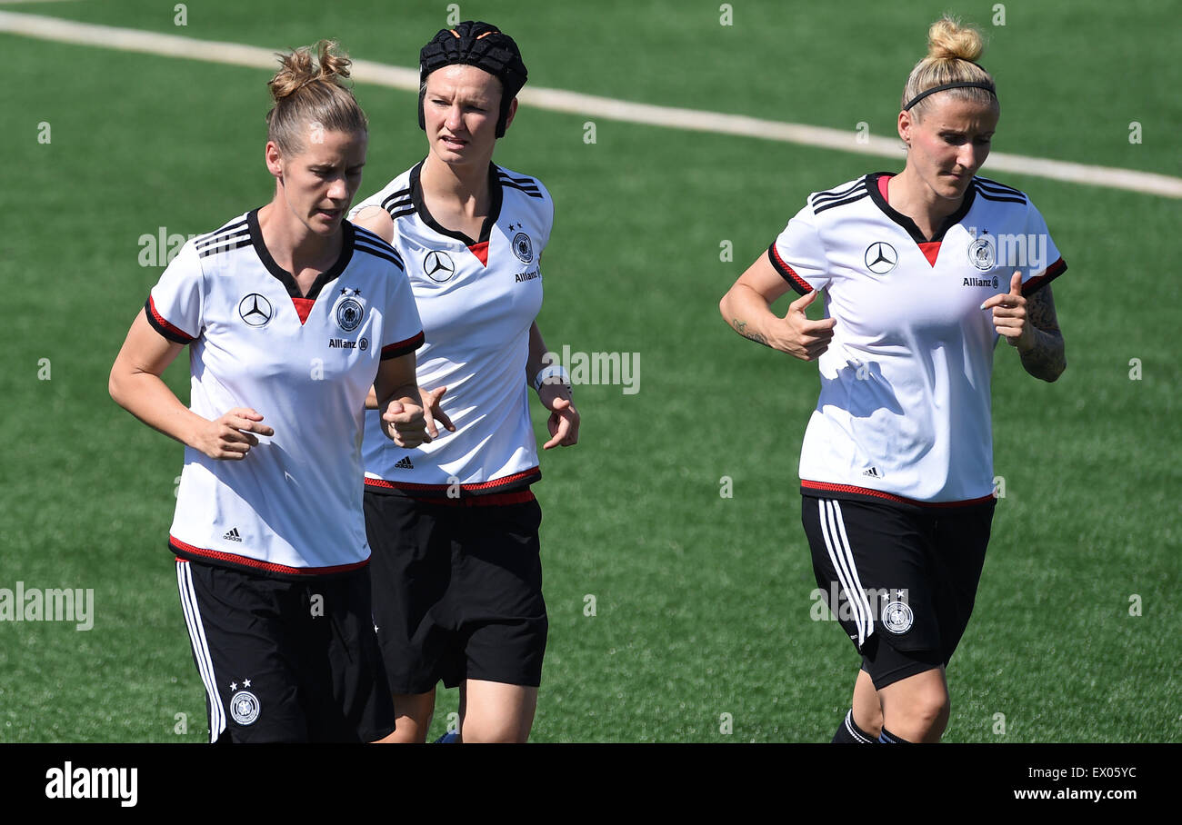 Germania?s Simone Laudehr (L), Alexandra Popp e Anja Mittag correre sul Passo durante una sessione di formazione presso la Clark Stadium di Edmonton durante il FIFA donne?s World Cup, Canada, 02 luglio 2015. Foto: Carmen Jaspersen/dpa Foto Stock