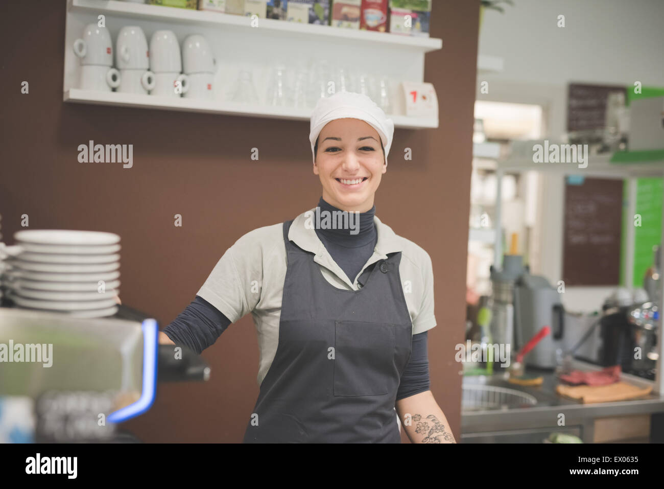 Barista lavora presso il cafe Foto Stock