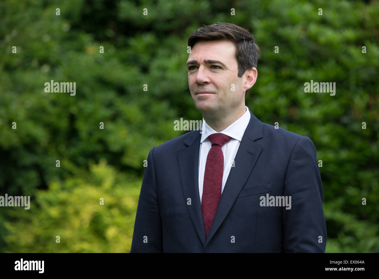Andy Burnham MP, raffigurato nella sua casa nel suo Leigh circoscrizione. Andy è stato in esecuzione per essere leader del partito laburista, uno dei cinque candidati in lotta per il successo Ed Miliband, che stava giù dopo il 2015 elezioni generali britanniche. Burnham era al momento in ombra il Segretario di Stato per la salute in Inghilterra. Foto Stock