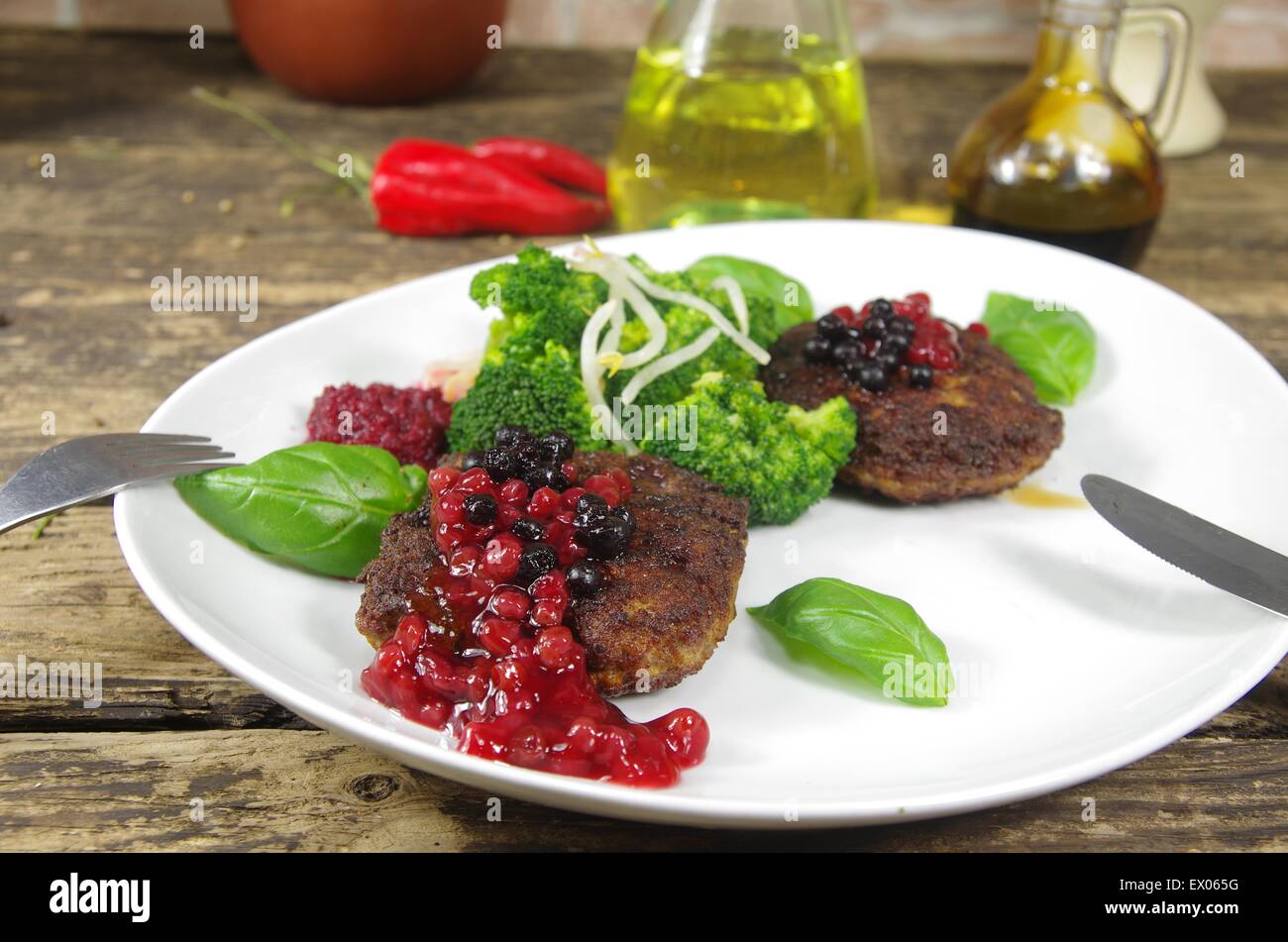 La carne dalla griglia con verdure sulla piastra Foto Stock