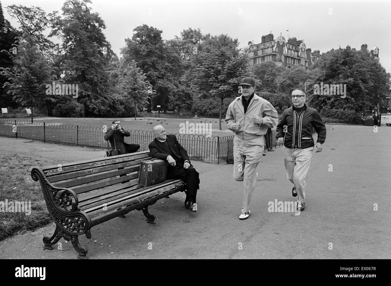Dott.ssa Billy Graham, che ha per mantenersi in forma per la sua campagna di Londra trotted e camminato in Hyde Park di oggi. In capi di abbigliamento sportivo che gli ha dato l' impressione di un pugile venire giocatore di baseball completa di cappuccio jockey, egli ha lasciato il Kensington Palace Hotel a Curtis Mit Foto Stock