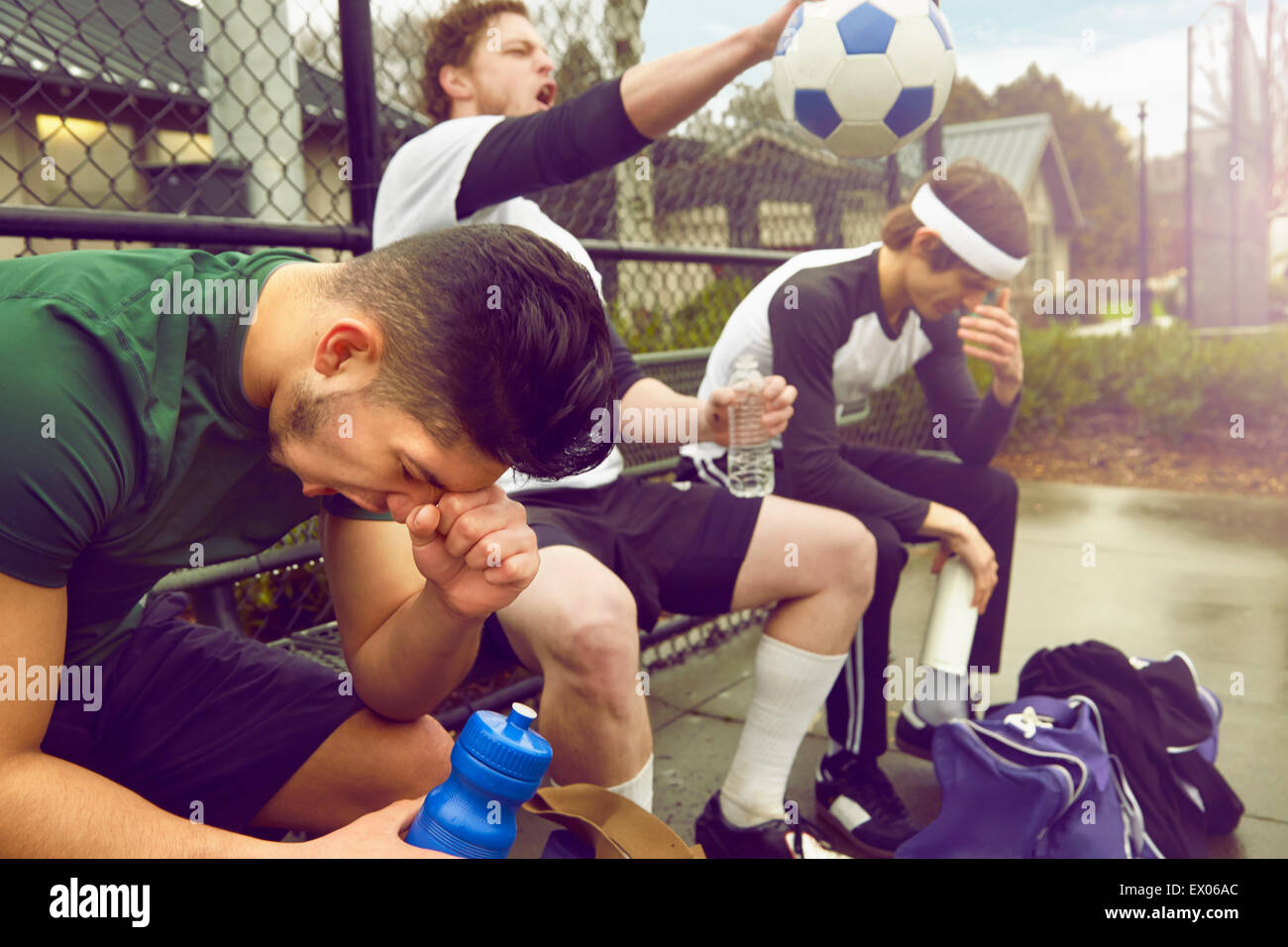Tre maschi deluso giocatore di calcio di spettatori Foto Stock