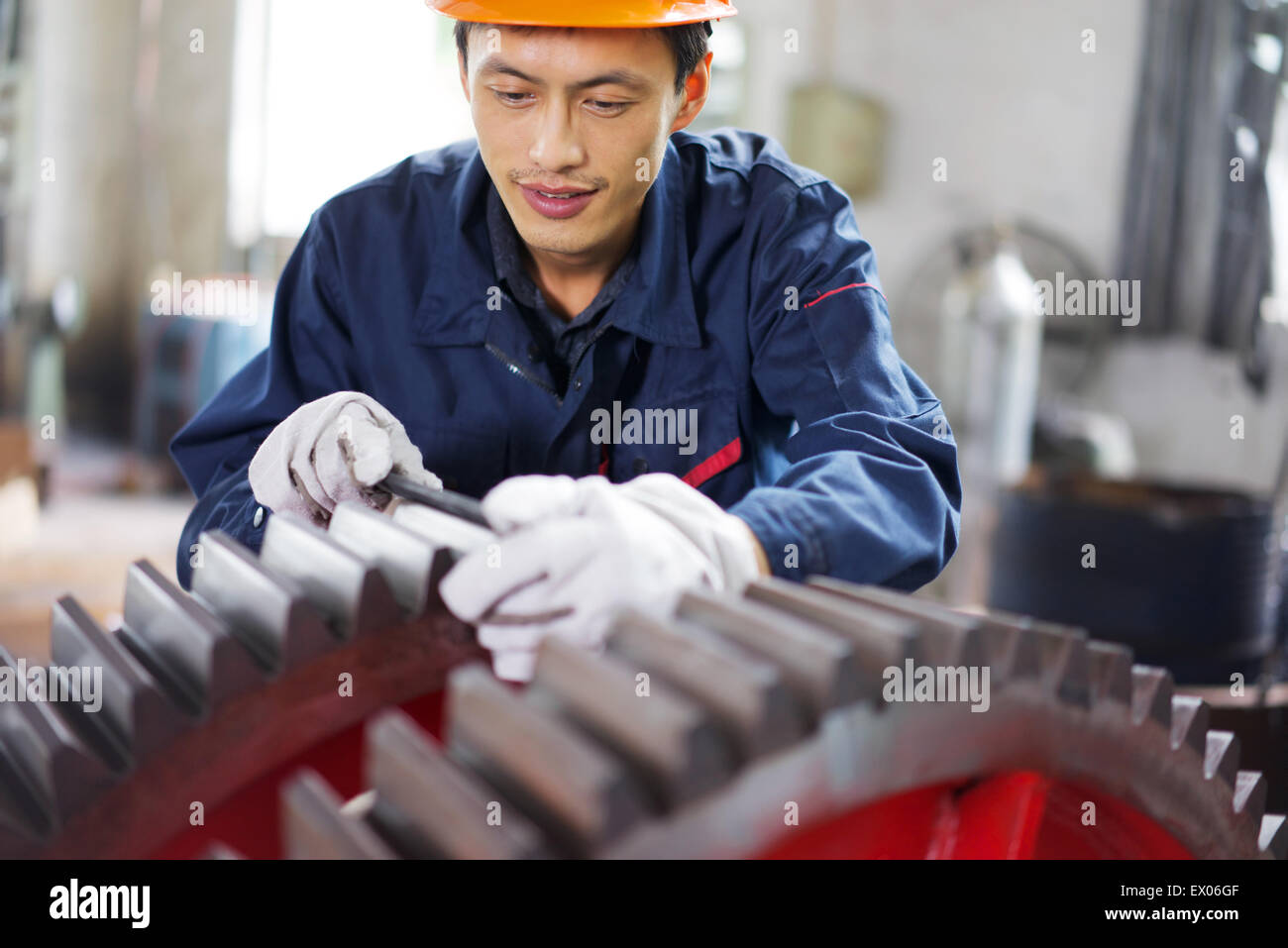 Lavoratore utilizzando apparecchiature in gru manufacturing facility, Cina Foto Stock