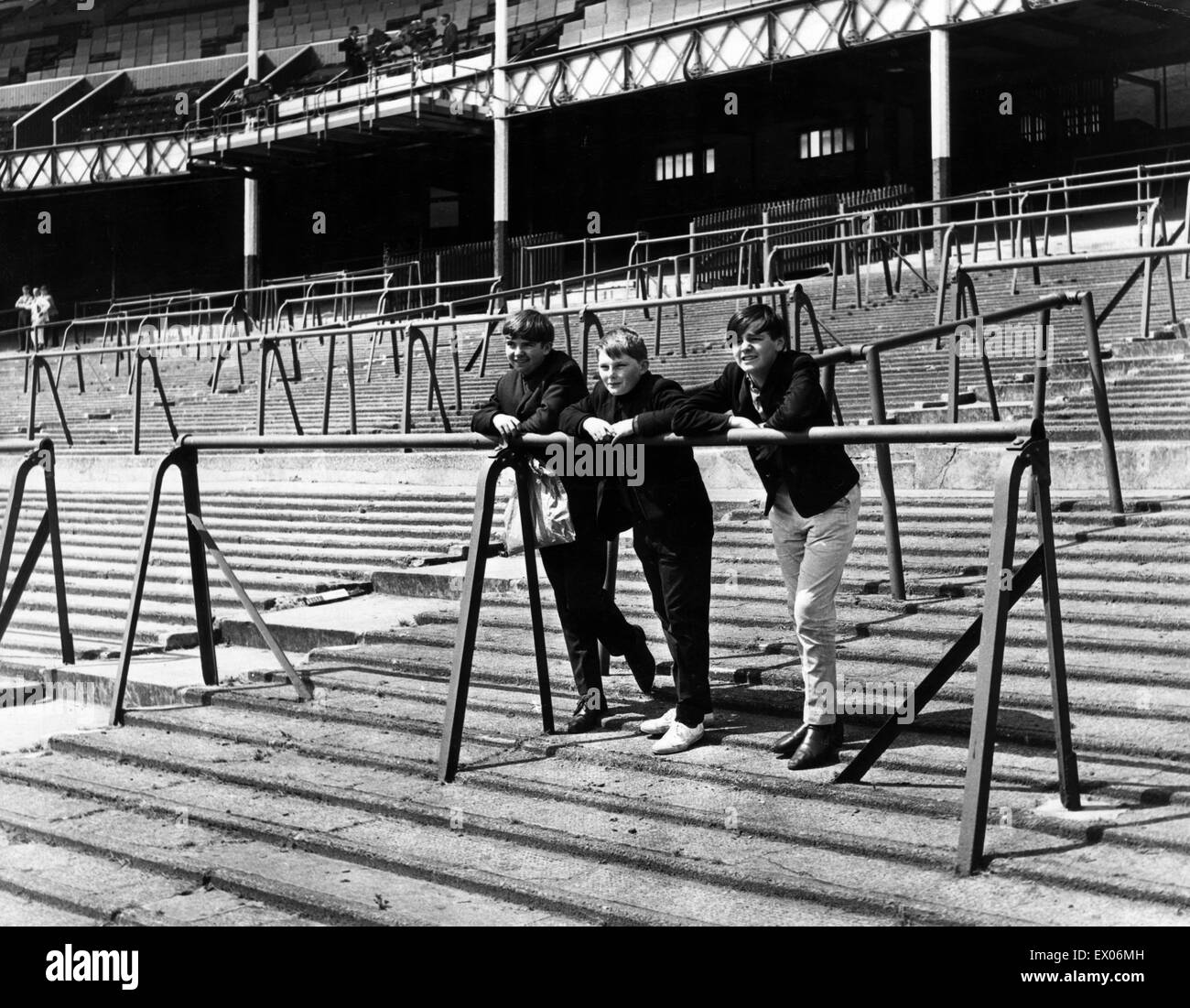 Goodison Park, casa di Everton FC, lo stadio di calcio si trova in Walton, Liverpool, in Inghilterra. Il 9 luglio 1966. Nella foto, queste tre giovani godono di una Coppa del Mondo anteprima al Goodison Park, quando videro alcuni la squadra bulgara, che soddisfano il Brasile (on Tuesda Foto Stock