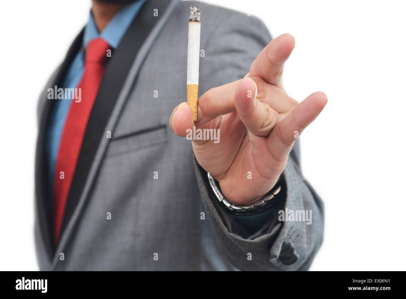 Un professionista a buttare via la sigaretta. Dando un messaggio per smettere di fumare e vivere una vita sana. Foto Stock