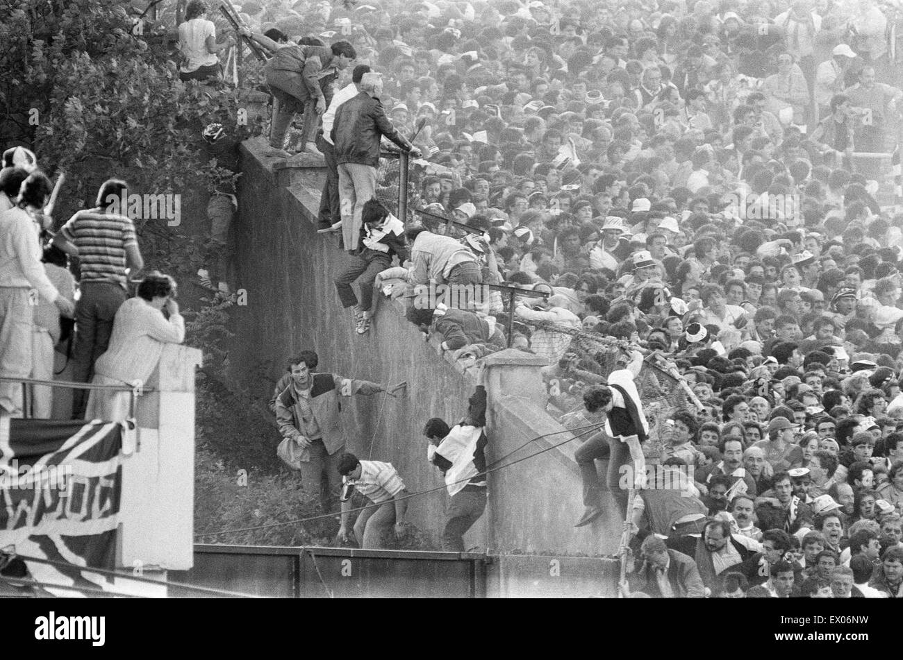 Attenzione : il contenuto grafico Juventus v Liverpool, 1985 European Cup Final, Heysel Stadium, Bruxelles, mercoledì 29 maggio 1985. Heysel Stadium disastro. 39 persone, per la maggior parte tifosi bianconeri, morì quando la fuga dei missili essendo generata da entrambi i gruppi di tifosi in tutta una na Foto Stock