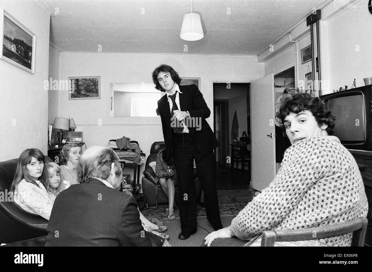 Fenomeno psichico, l'Enfield Poltergeist Goings su Hodgson casa in Green Street, Enfield. Janet Hodgson, Billy Hodgson, Peggy Hodgson. 12 settembre 1977. Foto Stock