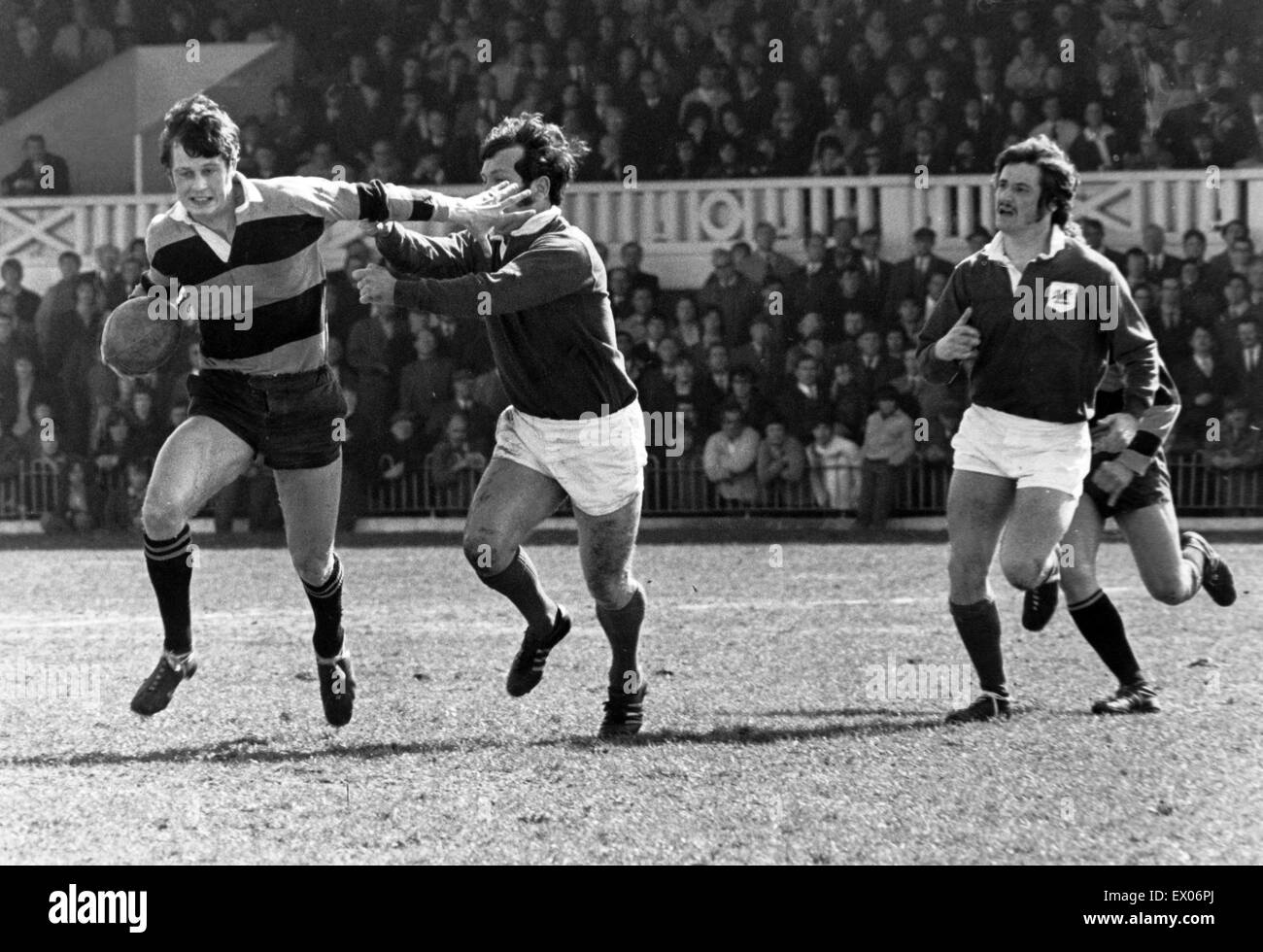Newport v London Welsh, Rugby Union corrispondono a Rodney Parade, Newport, lunedì 12 aprile 1971. Newport tutto indietro John Anthony Hands off Londra centro gallese John Dawes, come egli fa una pausa. Foto Stock