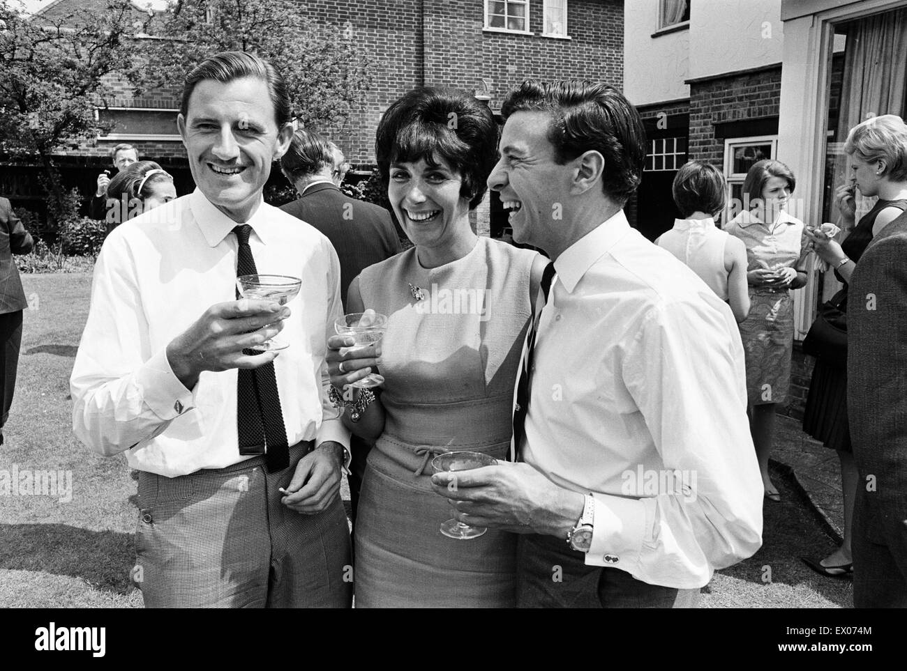 Garden Party a casa di Graham Hill, Motor Racing Driver, per celebrare il suo successo di ritorno dall'America del Nord, dove ha partecipato e vinto la Indianapolis 500 (svoltosi il 30 maggio) al suo primo tentativo, nella foto a casa con la moglie Bette Hill e Jim Clark, che Foto Stock