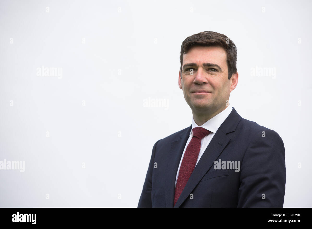 Andy Burnham MP, raffigurato nella sua casa nel suo Leigh circoscrizione. Andy è stato in esecuzione per essere leader del partito laburista, uno dei cinque candidati in lotta per il successo Ed Miliband, che stava giù dopo il 2015 elezioni generali britanniche. Burnham era al momento in ombra il Segretario di Stato per la salute in Inghilterra. Foto Stock