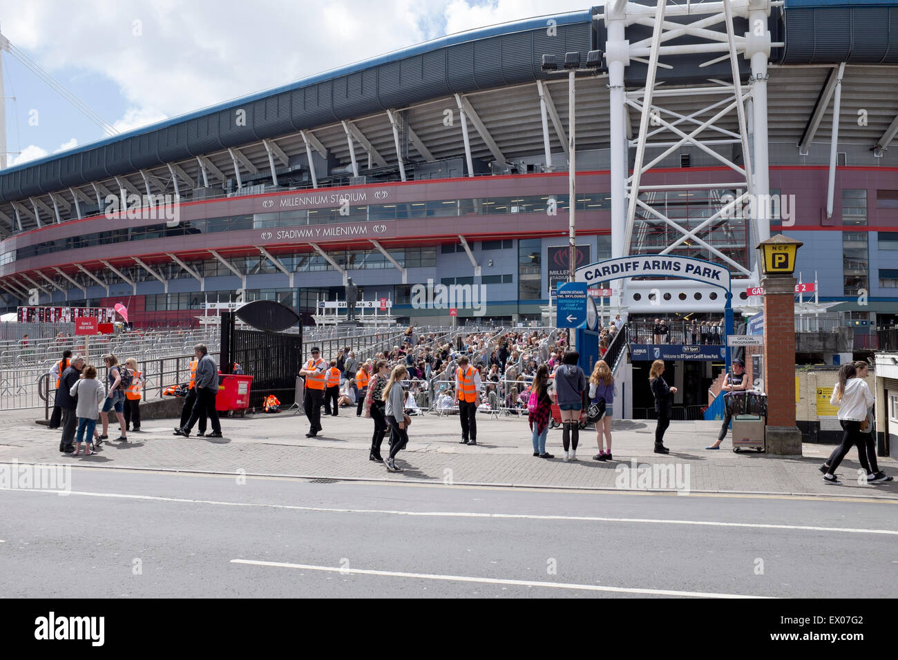 Le giovani ragazze in coda per una prima direzione in concerto al Millenium Stadium di Cardiff Foto Stock