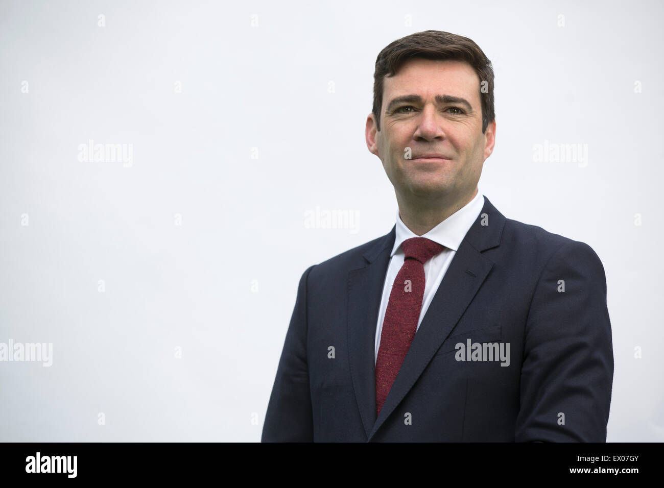 Andy Burnham MP, raffigurato nella sua casa nel suo Leigh circoscrizione. Andy è stato in esecuzione per essere leader del partito laburista, uno dei cinque candidati in lotta per il successo Ed Miliband, che stava giù dopo il 2015 elezioni generali britanniche. Burnham era al momento in ombra il Segretario di Stato per la salute in Inghilterra. Foto Stock