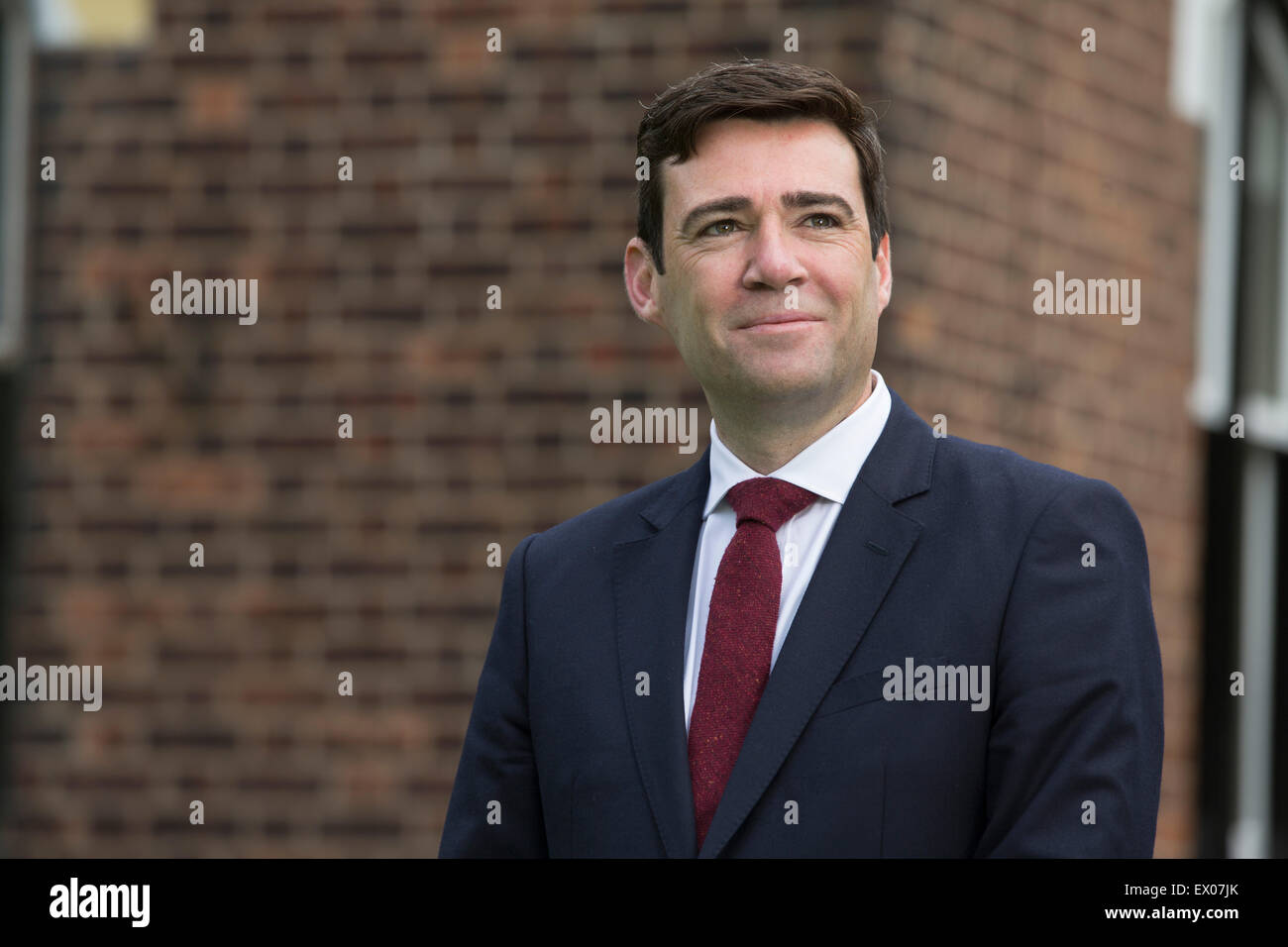 Andy Burnham MP, raffigurato nella sua casa nel suo Leigh circoscrizione. Andy è stato in esecuzione per essere leader del partito laburista, uno dei cinque candidati in lotta per il successo Ed Miliband, che stava giù dopo il 2015 elezioni generali britanniche. Burnham era al momento in ombra il Segretario di Stato per la salute in Inghilterra. Foto Stock